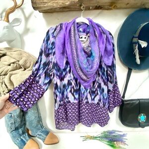 Purple lovers enchanting boho v-neck blouse w Gypsy southwestern vibe